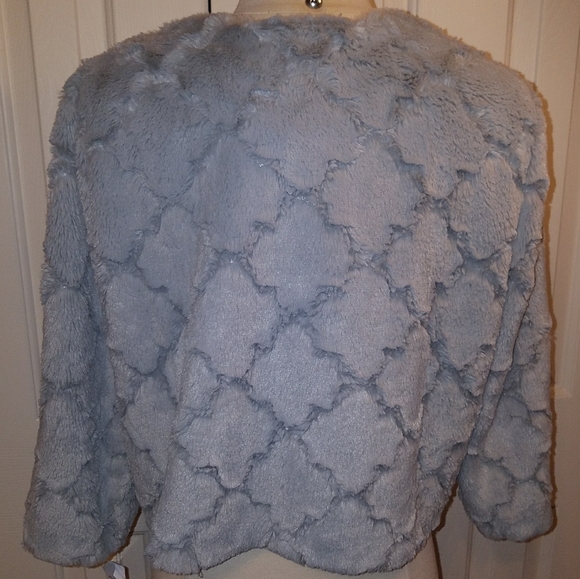 Signature by Robbie Bee, size L, faux fur shrug - Picture 5 of 7